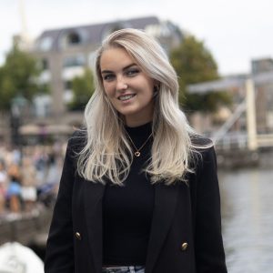 Amber Medewerker YoungSparks met Alkmaar op de achtergrond
