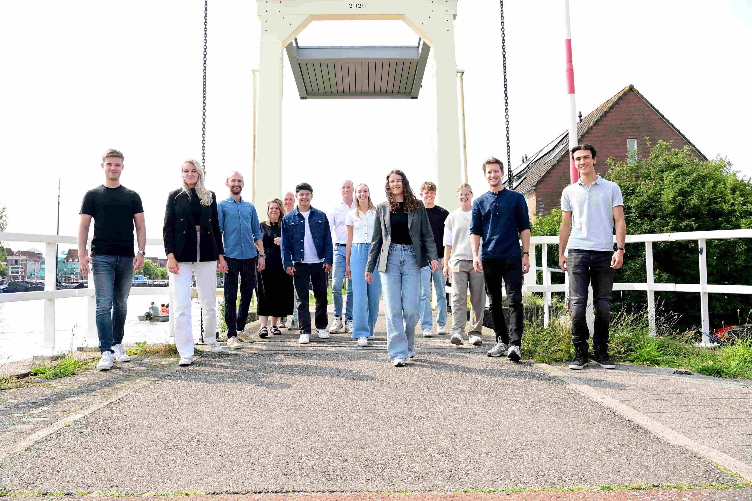 groot online marketing team loopt over een brug