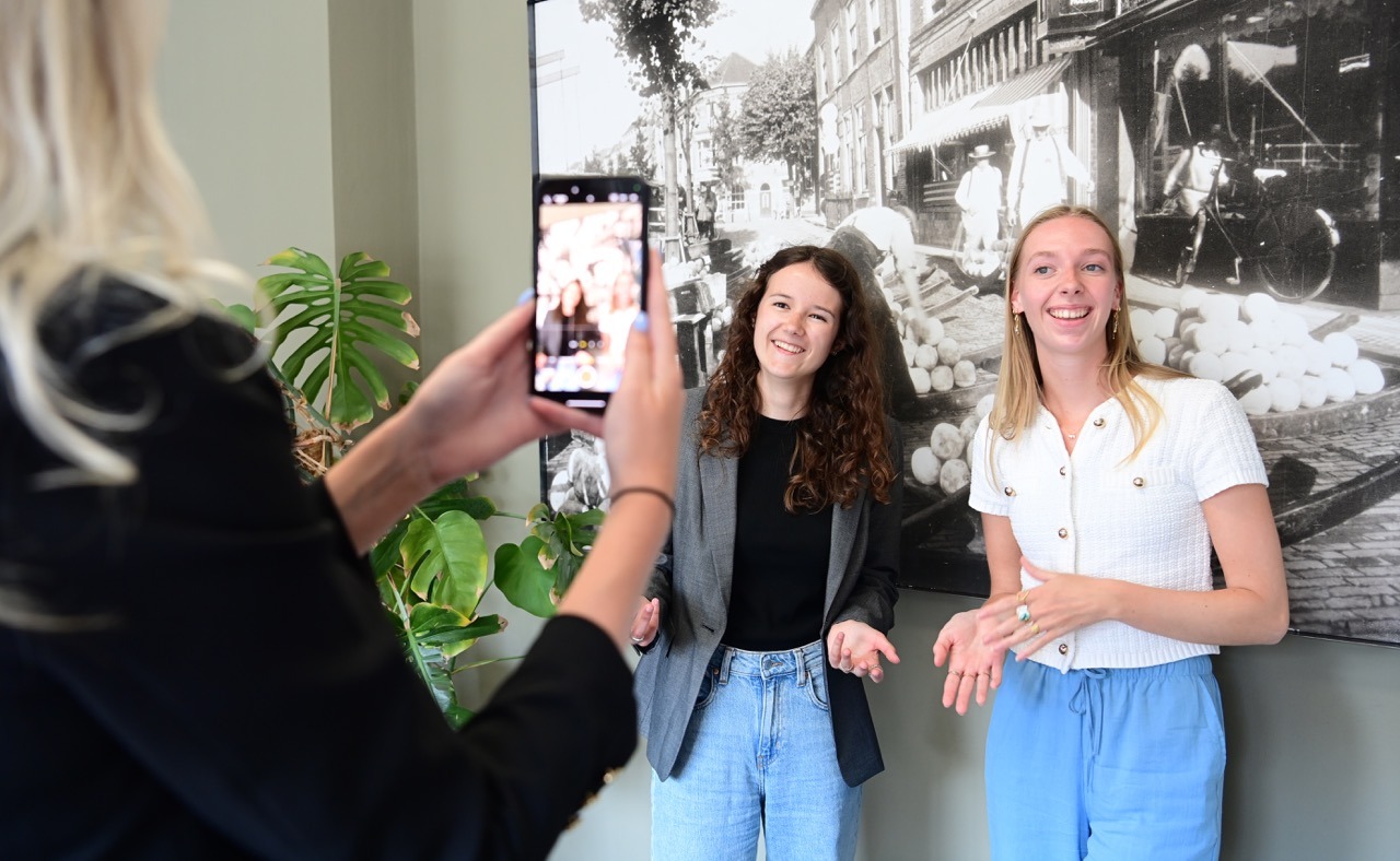 3 personen die een content shoot uitvoeren voor social media marketing